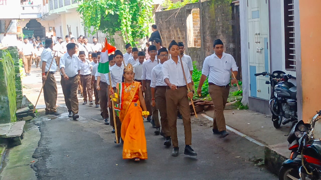 Indore: मातृभूमि का वंदन करने राष्ट्रीय स्वयंसेवक संघ के बाल स्वयंसेवकों ने कई स्थानों पर किया पथ संचलन