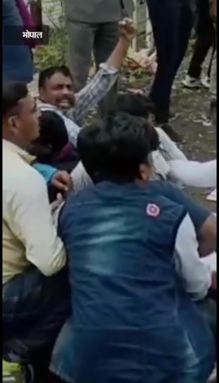 Bhopal: नौकरी मांग रहे बेरोजगारों को पुलिस ने सडक पर घसीटा, विपक्ष ने शिवराज सरकार पर साधा निशाना