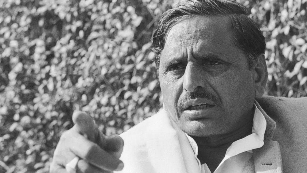 कुछ देर में होगा Mulayam Singh Yadav का अंतिम संस्कार, 'नेताजी' को श्रद्धांजलि देने पहुंचेंगे देशभर के कई बड़े राजनेता