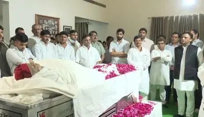 कुछ देर में होगा Mulayam Singh Yadav का अंतिम संस्कार, 'नेताजी' को श्रद्धांजलि देने पहुंचेंगे देशभर के कई बड़े राजनेता