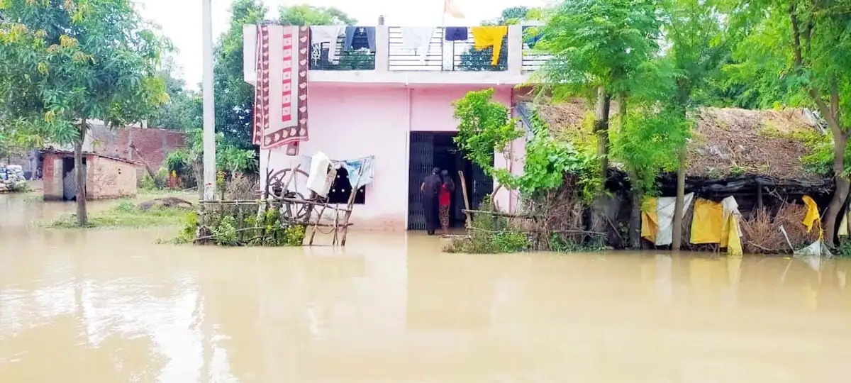 UP के सिद्धार्थनगर में टुटा बूढ़ी राप्ती नदी पर बना बांध, सैकड़ों गांव आए डूब में, लोगों ने छोड़े अपने घर, मचा हाहाकार