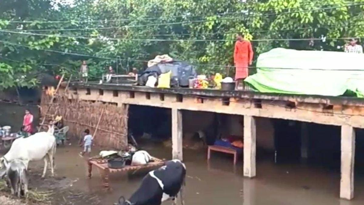 UP के सिद्धार्थनगर में टुटा बूढ़ी राप्ती नदी पर बना बांध, सैकड़ों गांव आए डूब में, लोगों ने छोड़े अपने घर, मचा हाहाकार