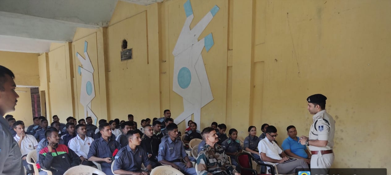 Indore : सायबर अपराधों के प्रति जागरूकता के लिए NCC कैडेट्स की लगी पाठशाला, पुलिस टीम ने बताएं बचने के टिप्स