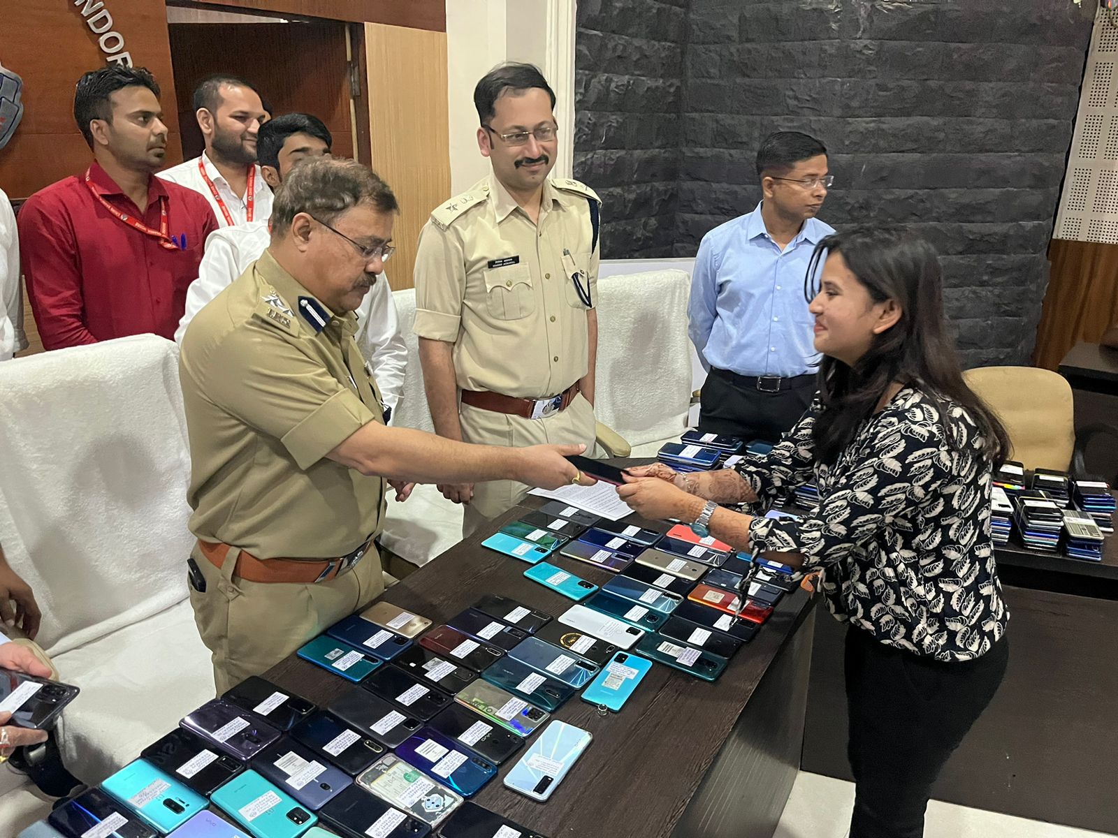 Indore : सिटीजन कॉप एप्लीकेशन में मिली शिकायतों पर क्राईम ब्रांच ने की कार्रवाई, आवेदक को दिलवाए गुम हुए मोबाइल फ़ोन