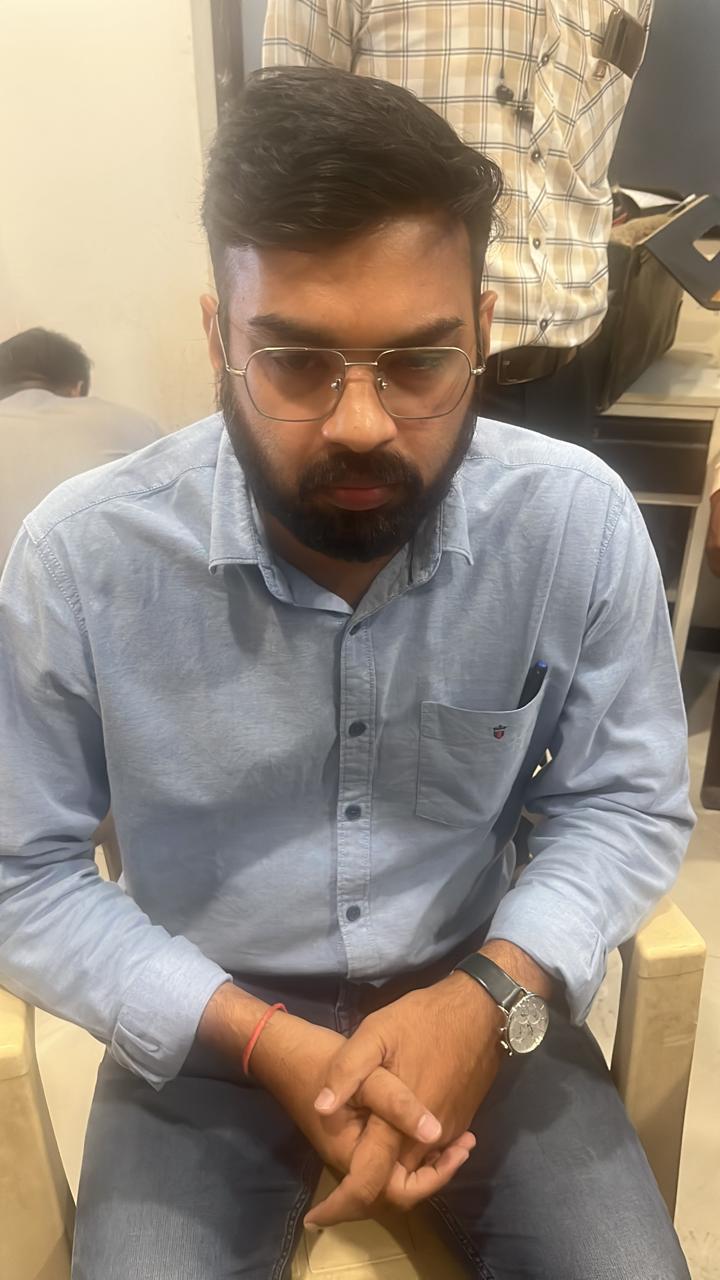 Indore लोकायुक्त की टीम ने की बड़ी कार्यवाही, श्रम विभाग के अधिकारी को रिश्वत लेते पकड़ा रंगेहाथो