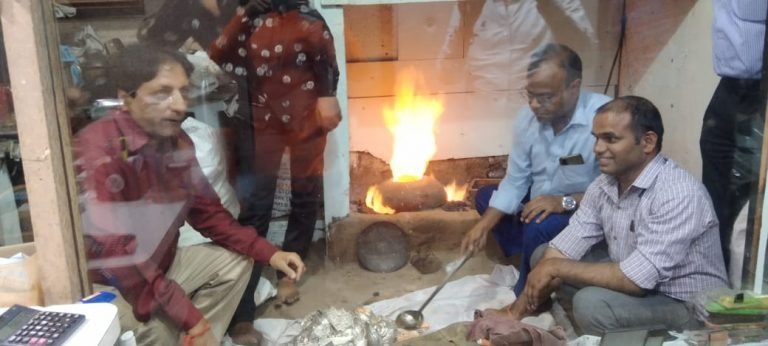 खजराना गणेशजी को चांदी की 56 प्लेटों में लगेगा 'छप्पन भोग', श्रद्धालुओं के द्वारा चढ़ाए गए चांदी के जेवरों को गलाकर बनेंगी Fifty six Plates