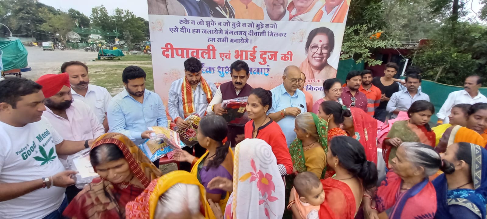 Indore: सांसद लालवानी ने गरीब बस्तियों में मनाया दिवाली का त्यौहार, बच्चो व परिवारों को बांटे पटाखे व उपहार