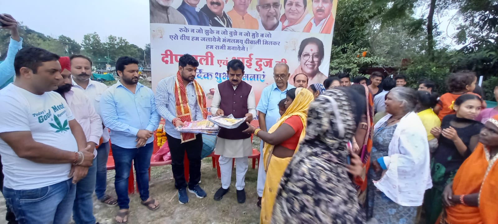 Indore: सांसद लालवानी ने गरीब बस्तियों में मनाया दिवाली का त्यौहार, बच्चो व परिवारों को बांटे पटाखे व उपहार