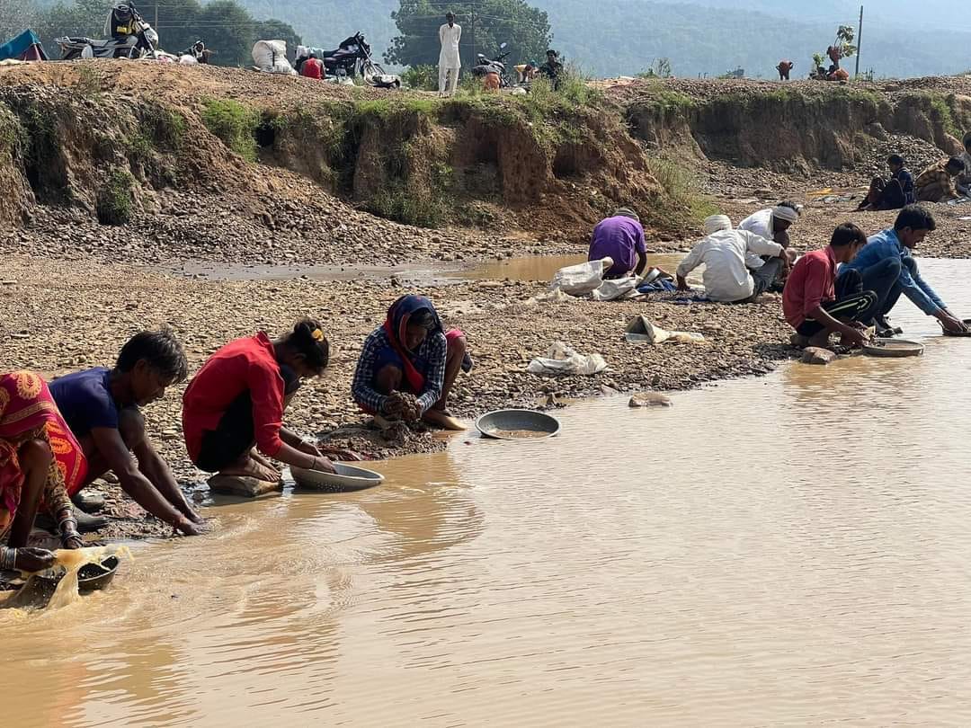 हीरे की तमन्ना में पन्ना में मिले मिट्टी छानते लोग..