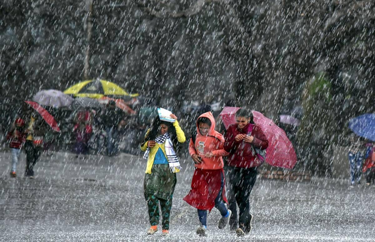 IMD Update : आने वाले 48 घंटों में इन राज्यों में फिर कहर ढा सकती है बारिश , जानिए देश के किन इलाकों में शुरू हुई कड़ाके की सर्दी