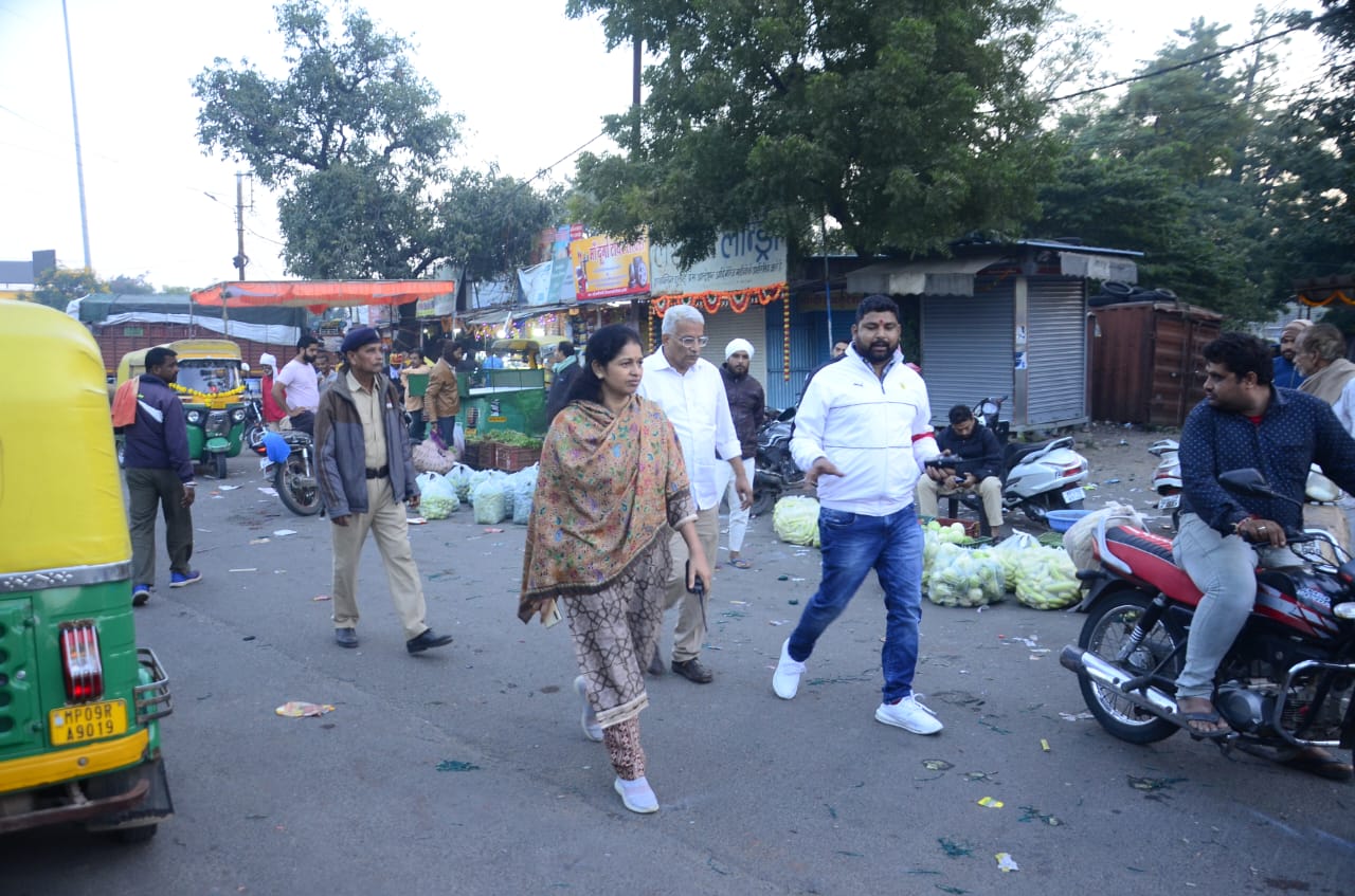 Indore : आयुक्त द्वारा प्रमुख चौराहों का किया गया निरीक्षण, दीपावली के दूसरे दिन सुबह से शुरू हुआ विशेष स्वच्छता अभियान