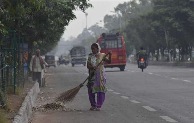 सफाई कर्मियों ने पेश की मिसाल, रातभर फूटे हजारों पटाखे, सूरज चढ़ने से पहले ही चमका दी सड़कें