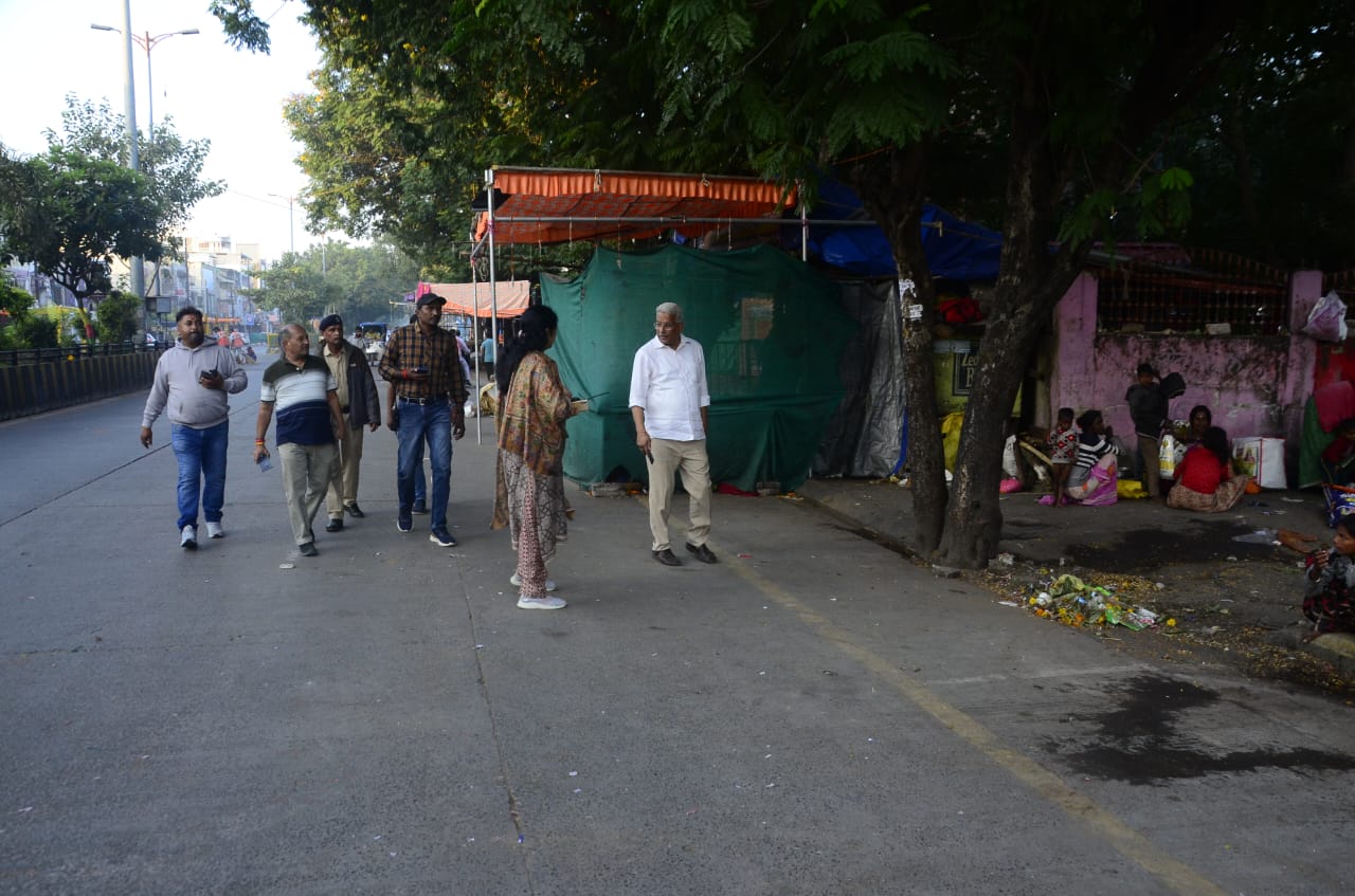 Indore : आयुक्त द्वारा प्रमुख चौराहों का किया गया निरीक्षण, दीपावली के दूसरे दिन सुबह से शुरू हुआ विशेष स्वच्छता अभियान