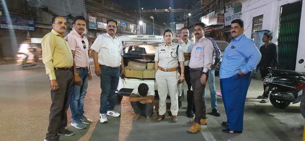 Indore : त्यौहारों के दौरान मादक पदार्थ बेचने वालों पर आबकारी पुलिस की धर पकड़, लाखों रुपए की शराब की जप्त