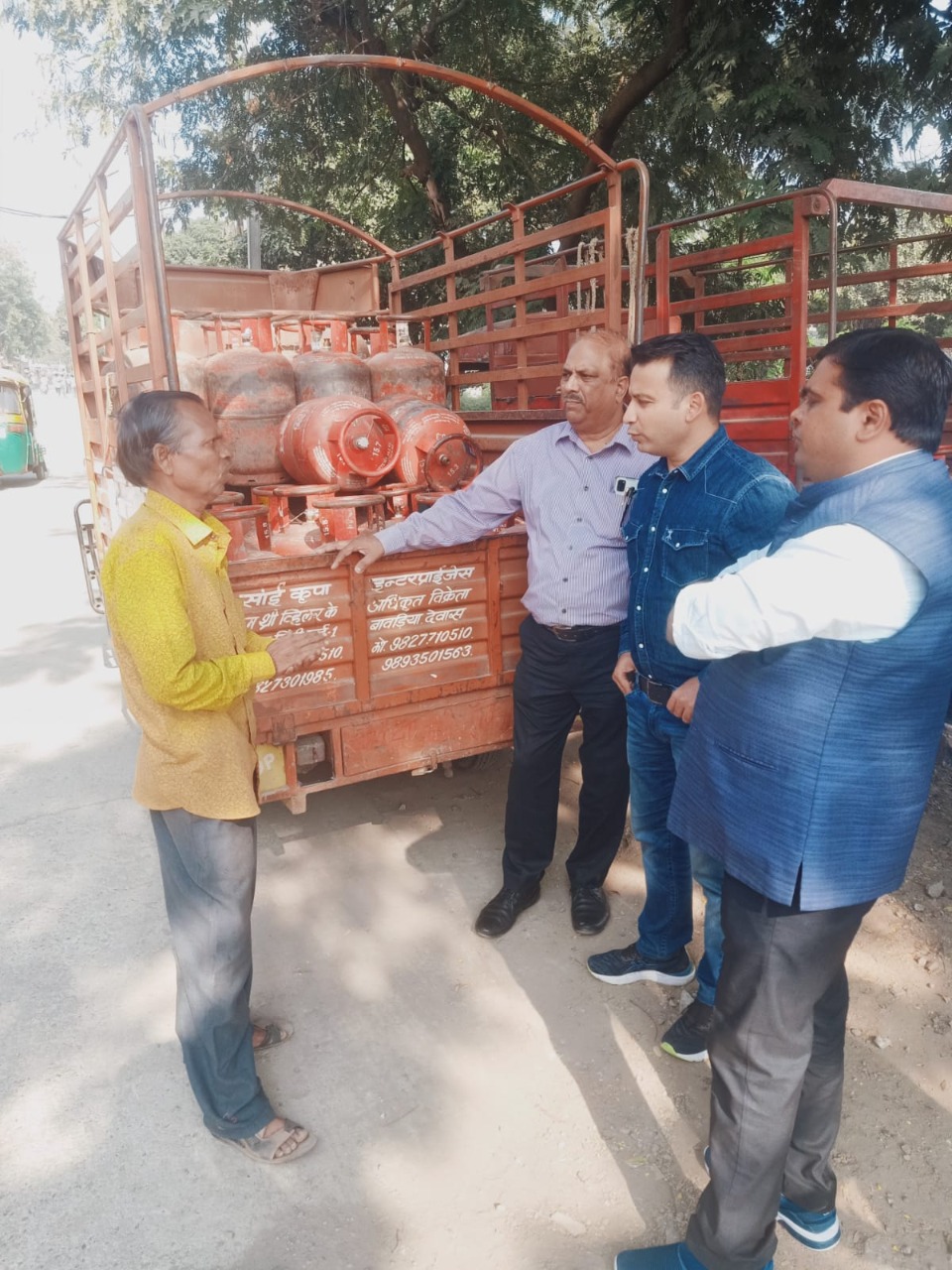 Indore: गैस सिलेंडर की कालाबाजारी करने वालों के विरूद्ध प्रशासन की बड़ी कार्यवाही, 76 सिलेंडर और 3 लोडिंग वाहन किये जब्त