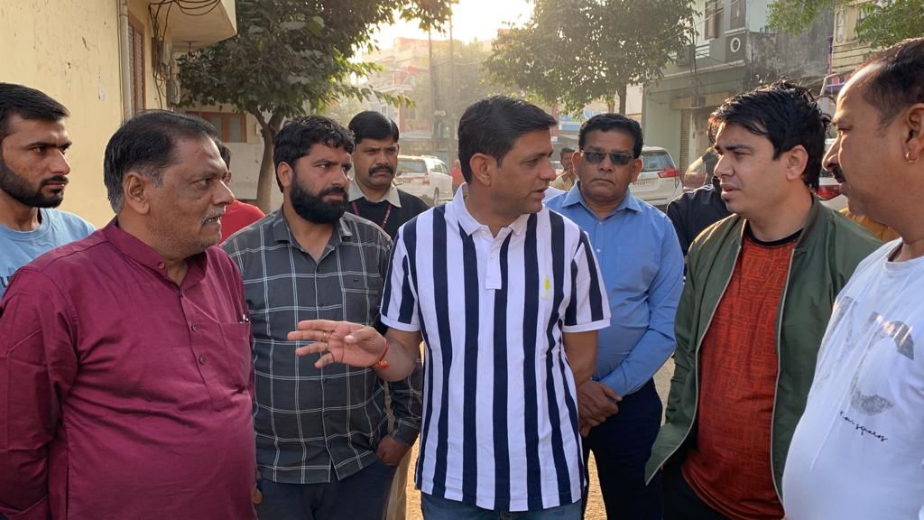 Indore : लगातार तीसरे दिन महापौर भार्गव ने किया औचक निरीक्षण, लापरवाही पर अधिकारी को लगाई फटकार