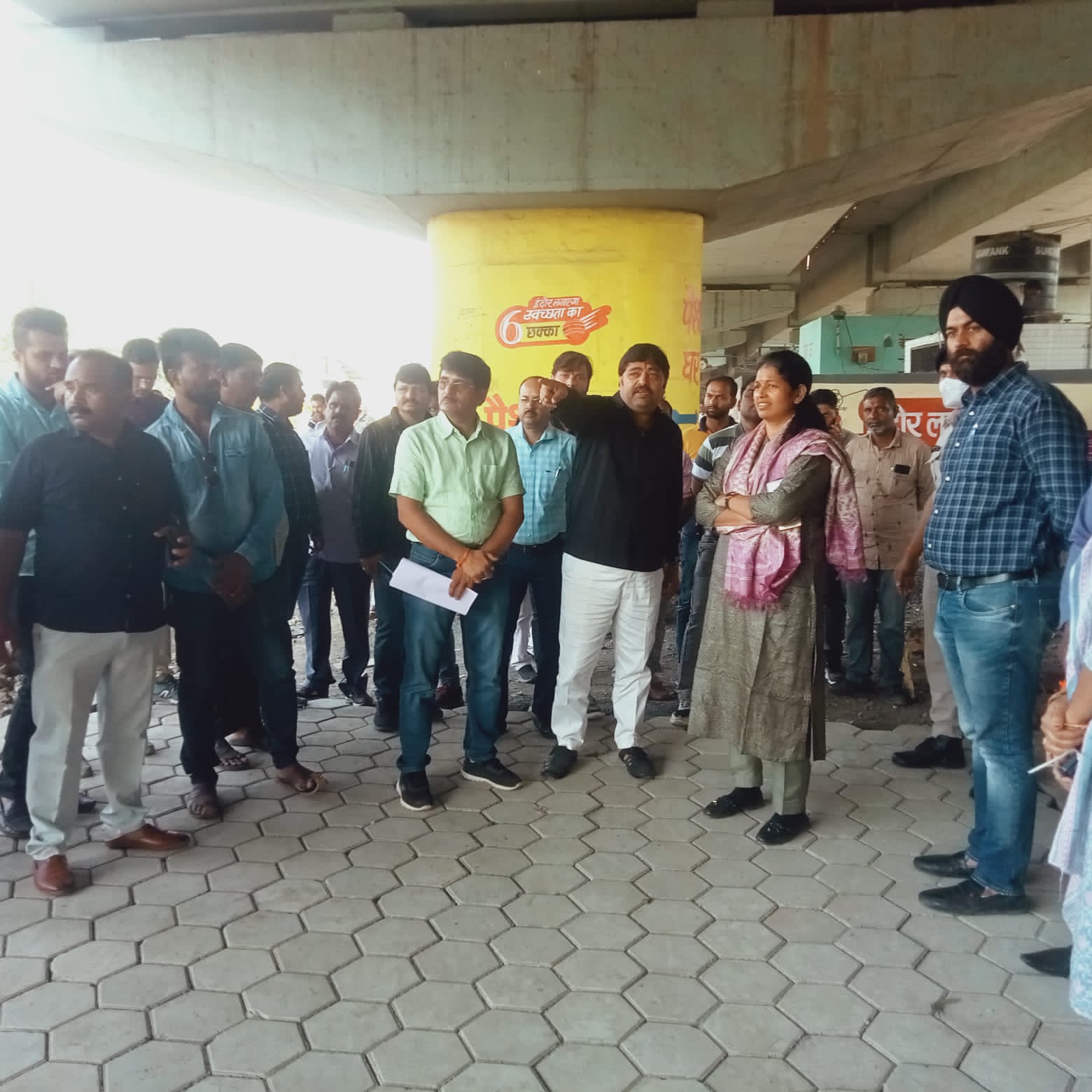Indore: तीन इमली बस स्टैंड हॉकर्स पर यात्रियों के लिए बनेगी दीनदयाल रसोई, आयुक्त प्रतिभा पाल ने किया निरीक्षण