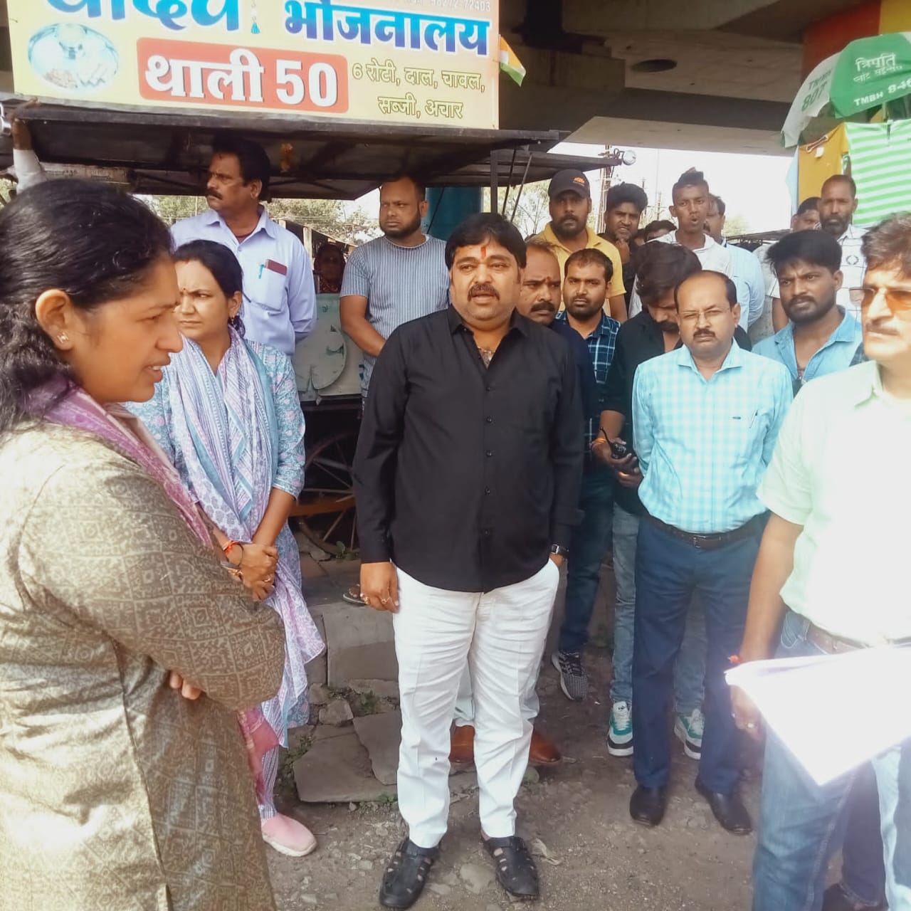 Indore: तीन इमली बस स्टैंड हॉकर्स पर यात्रियों के लिए बनेगी दीनदयाल रसोई, आयुक्त प्रतिभा पाल ने किया निरीक्षण