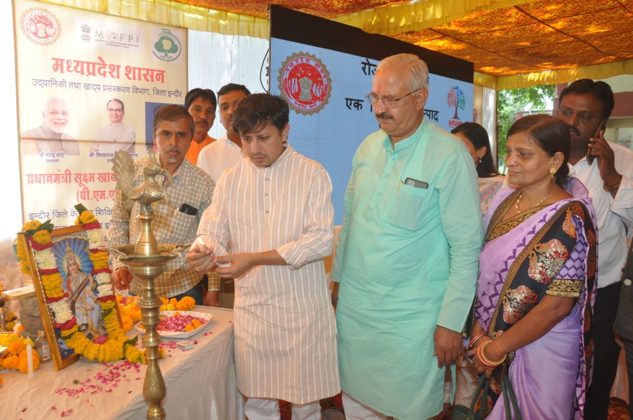 Indore : मध्यप्रदेश स्थापना दिवस के दिन हुए एक दिवसीय रोजगार मेले सहित अन्य कार्यक्रम, विभिन्न पदो पर युवाओं का किया प्राम्भिक चयन