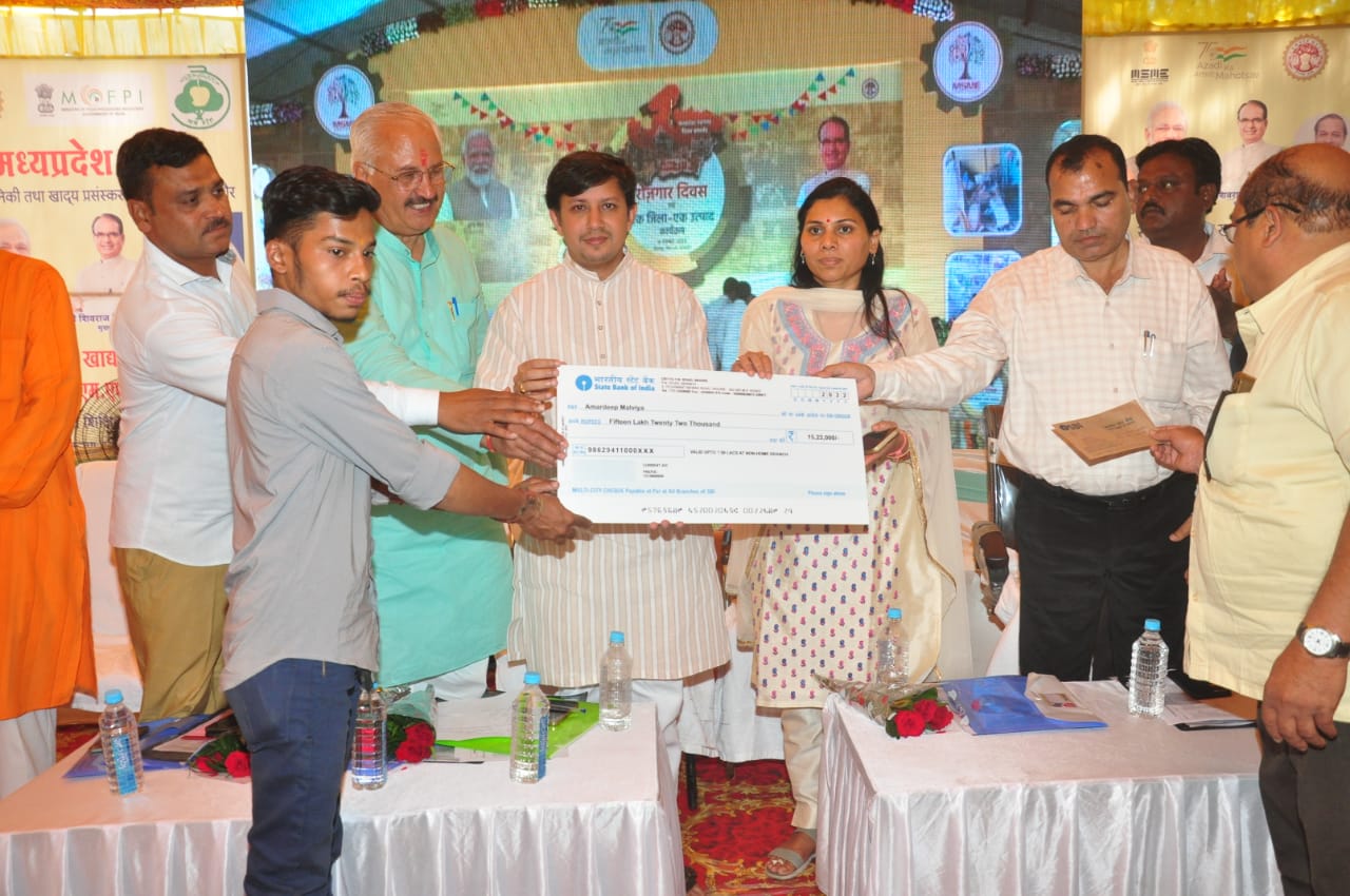 Indore : मध्यप्रदेश स्थापना दिवस के दिन हुए एक दिवसीय रोजगार मेले सहित अन्य कार्यक्रम, विभिन्न पदो पर युवाओं का किया प्राम्भिक चयन