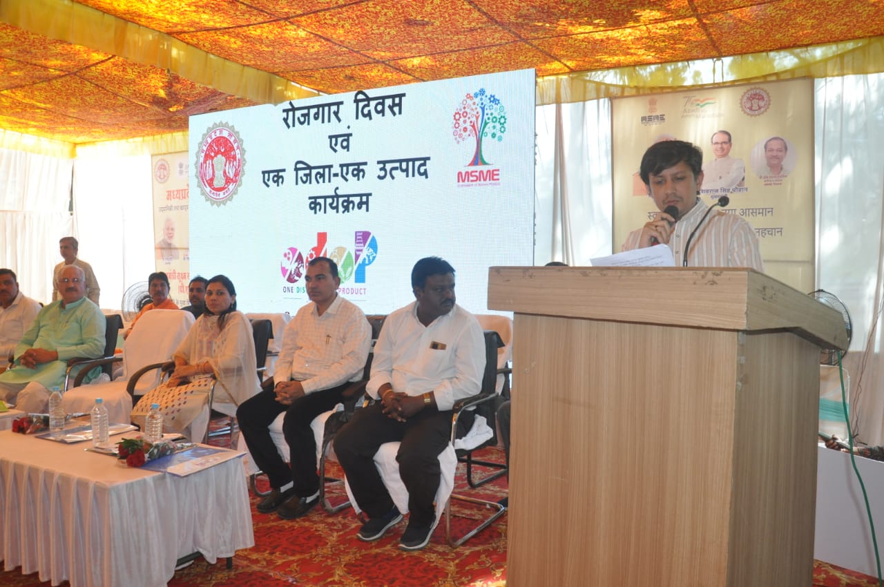 Indore : मध्यप्रदेश स्थापना दिवस के दिन हुए एक दिवसीय रोजगार मेले सहित अन्य कार्यक्रम, विभिन्न पदो पर युवाओं का किया प्राम्भिक चयन