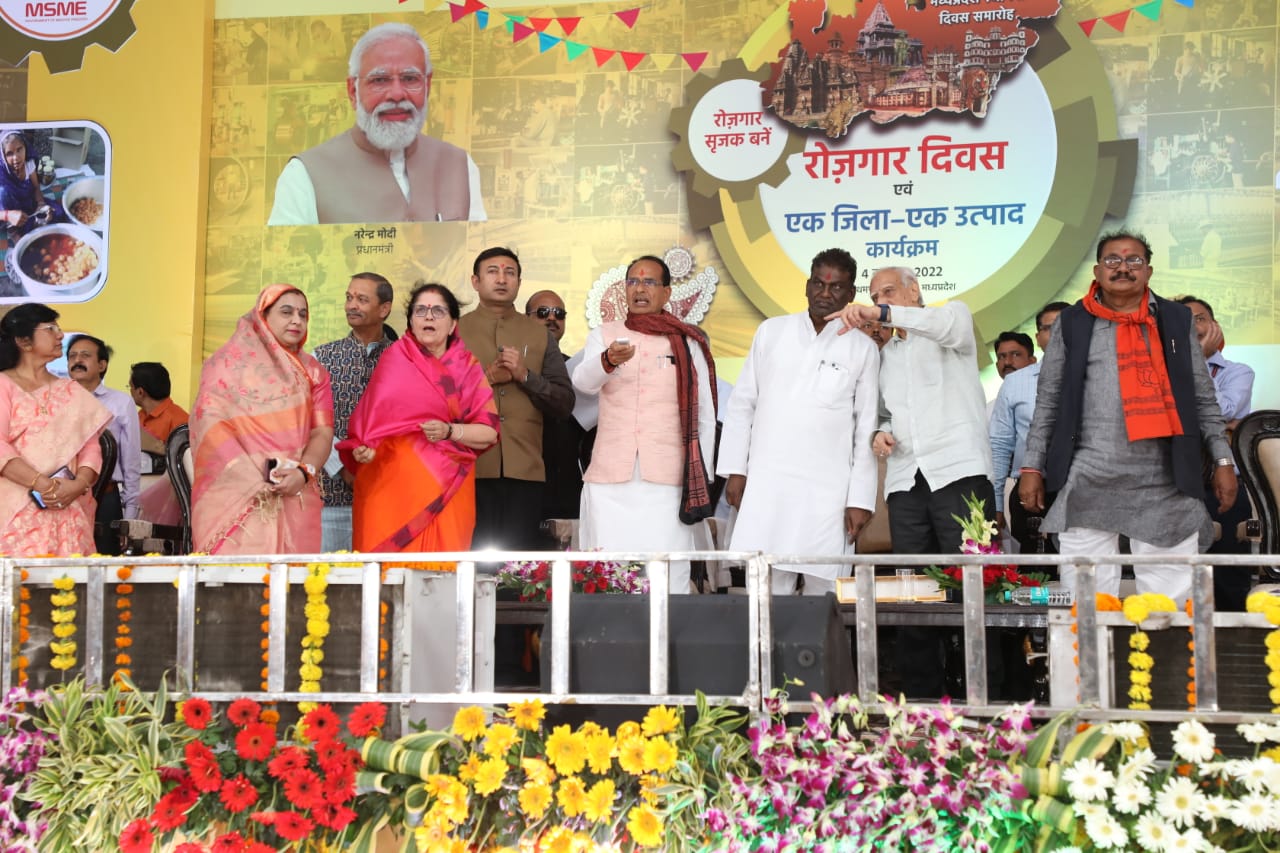 MP News : पीथमपुर में 1000 करोड़ रुपए से अधिक के विकास कार्यों का CM ने किया भूमिपूजन