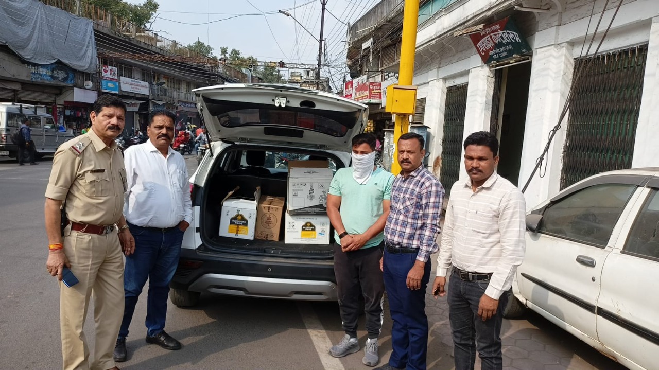 Indore : जिला प्रशासन ने अवैध मदिरा और भांग के खिलाफ की बड़ी कार्यवाही, दो लाख रूपये की शराब और भांग के वाहन किये जब्त