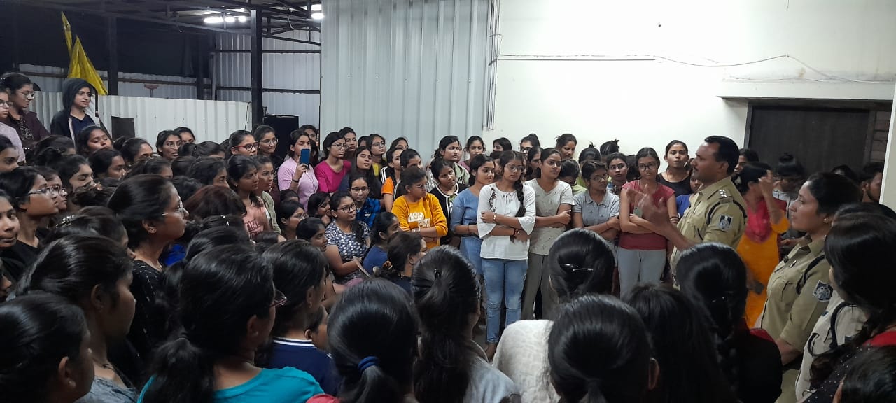 Indore : कोचिंग संस्थानो में लगी पुलिस की पाठशाला, छात्रो को पढाया सामाजिक एवं साईबर जागरुकता का पाठ