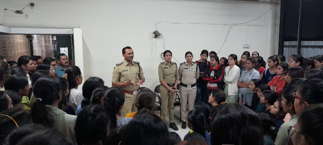 Indore : कोचिंग संस्थानो में लगी पुलिस की पाठशाला, छात्रो को पढाया सामाजिक एवं साईबर जागरुकता का पाठ