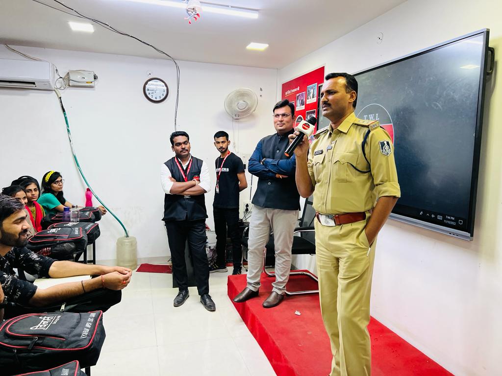 Indore : कोचिंग संस्थानो में लगी पुलिस की पाठशाला, छात्रो को पढाया सामाजिक एवं साईबर जागरुकता का पाठ