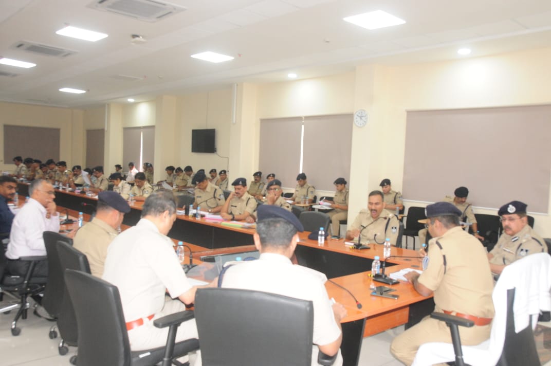 पुलिस कमिश्नर इंदौर ने अपराध समीक्षा हेतु पुलिस अधिकारियों के साथ की बैठक, दिये महत्वपूर्ण दिशा-निर्देश