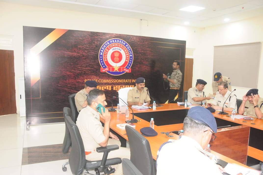 पुलिस कमिश्नर इंदौर ने अपराध समीक्षा हेतु पुलिस अधिकारियों के साथ की बैठक, दिये महत्वपूर्ण दिशा-निर्देश