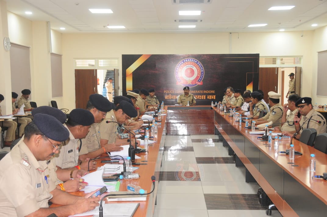 पुलिस कमिश्नर इंदौर ने अपराध समीक्षा हेतु पुलिस अधिकारियों के साथ की बैठक, दिये महत्वपूर्ण दिशा-निर्देश