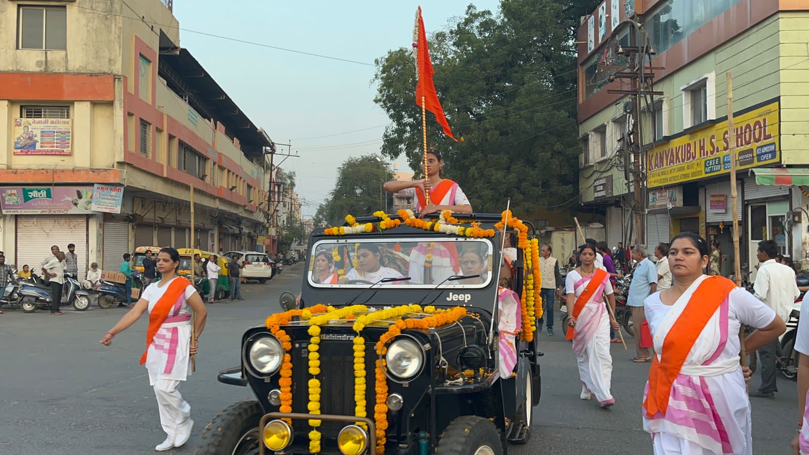 राष्ट्रीय सेविका समिति द्वारा इंदौर में एक हजार महिलाओं ने 3 किलोमीटर लंबे रास्ते पर डेढ़ घंटे किया पथ संचलन