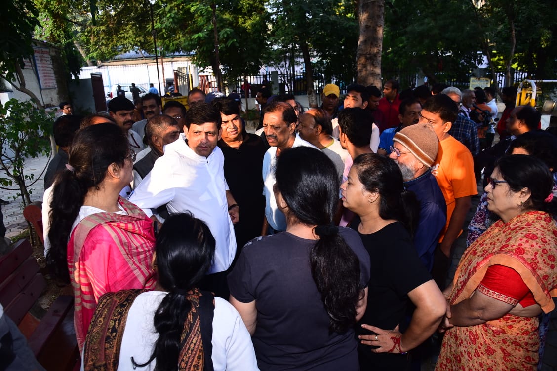 Indore : महापौर भार्गव की पहल पर नागरिकों की मोतियाबिंद जांच, निशुल्क जायेंगे ऑपरेशन