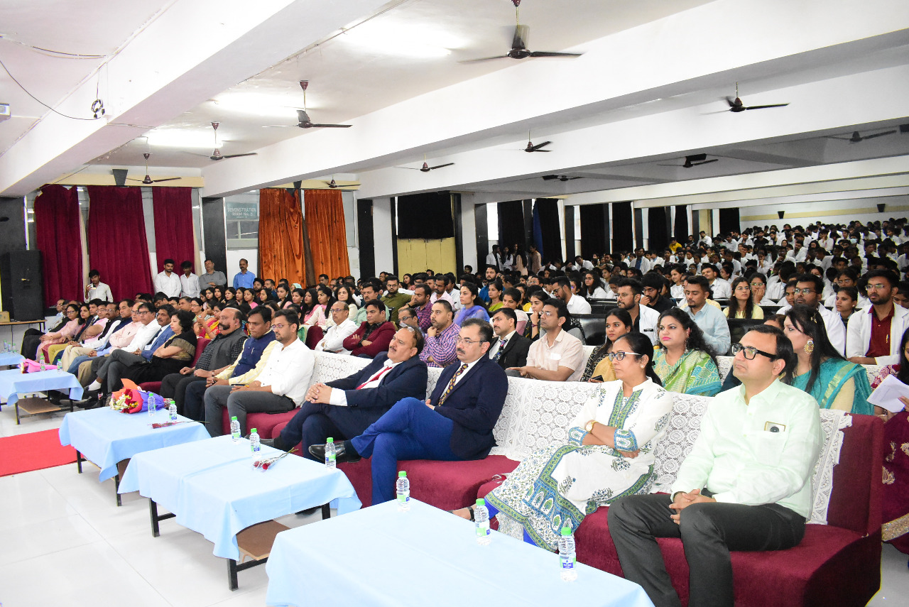 Indore : मालवांचल यूनिवर्सिटी में डेंटल काउंसिल ऑफ इंडिया के अध्यक्ष डॉ दिब्येंदू मजूमदार का सम्मान समारोह हुआ आयोजित