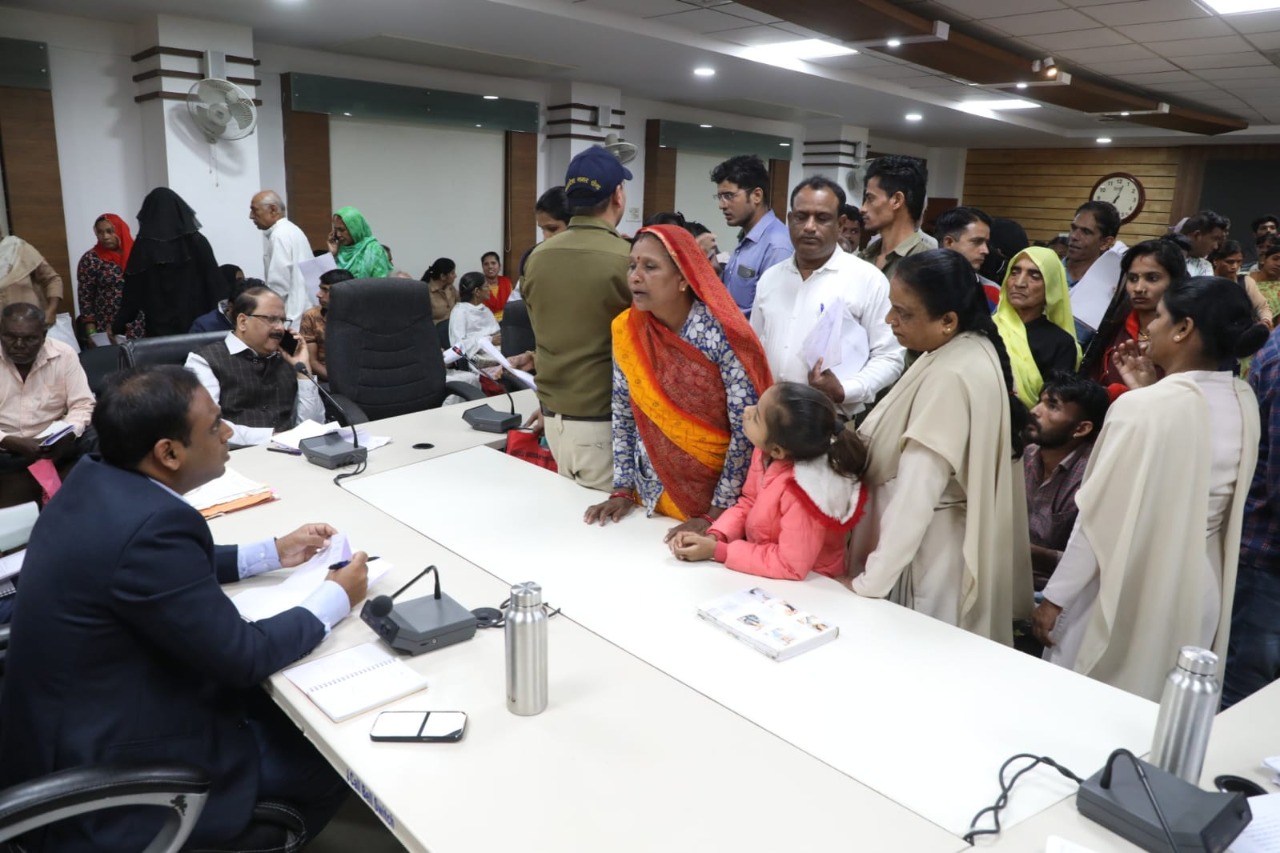 Indore : कलेक्टर इलैया राजा टी की उपस्थिति में संपन्न हुई पहली जनसुनवाई, व्यवस्थाओं को आवेदकों के लिये बनाया गया सुलभ