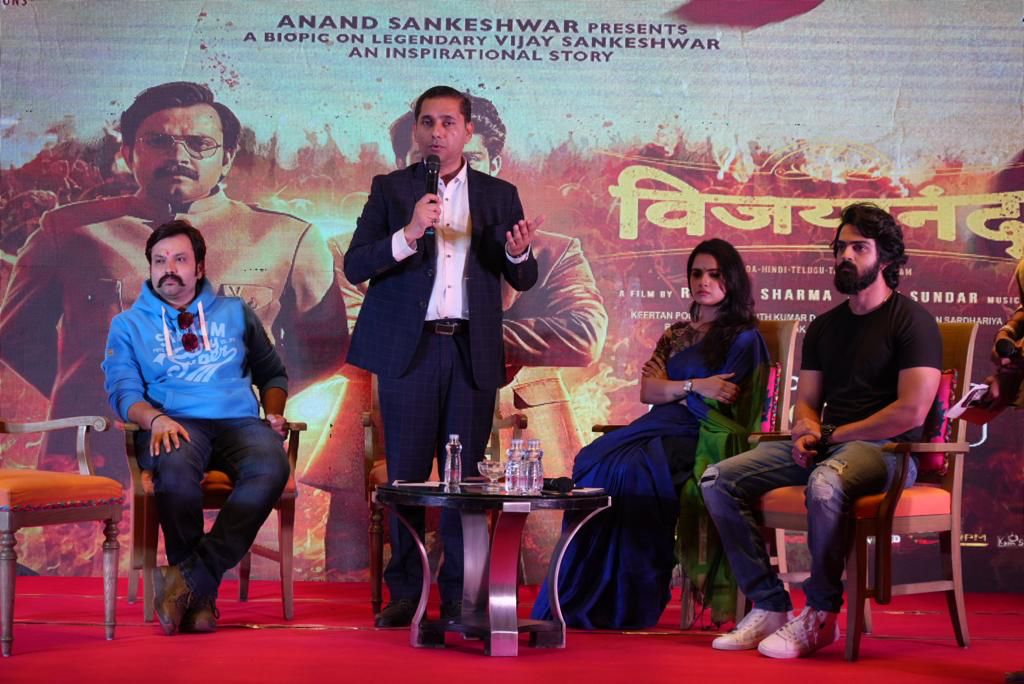 फिल्म "विजयानंद" के प्रमोशन के लिए अभिनेता निहाल आर के साथ फिल्म के निर्माता आनंद संकेश्वर पहुंचे इंदौर