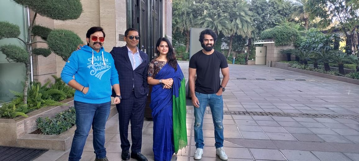 फिल्म "विजयानंद" के प्रमोशन के लिए अभिनेता निहाल आर के साथ फिल्म के निर्माता आनंद संकेश्वर पहुंचे इंदौर