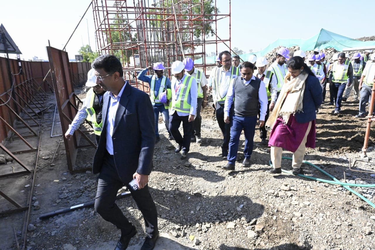 Indore : प्रबंध संचालक और कलेक्टर ने किया मेट्रो रूट का निरीक्षण, अगले साल छोटे रूट पर होगा ट्रायल रन
