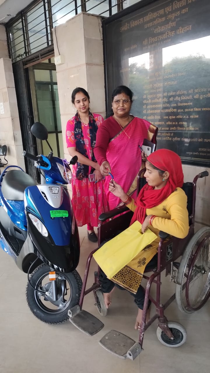 Indore : दिव्यांग जानकी को मिली स्कूटी, कलेक्टर इलैयाराजा को जताया आभार