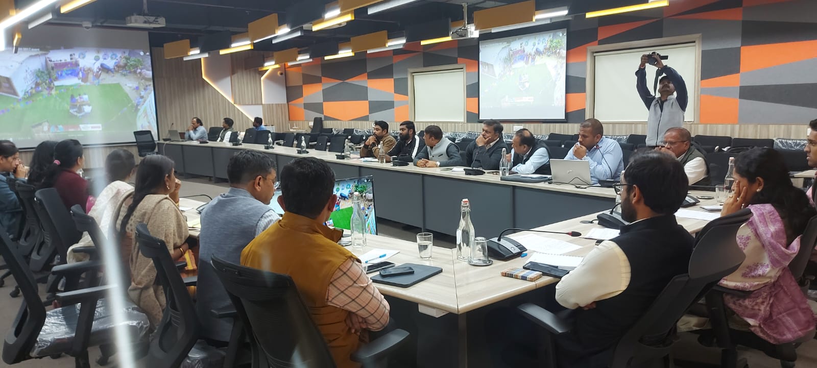 प्रवासी भारतीय सम्मेलन के संबंध में आयुक्त प्रतिभा ने ली बैठक, स्वागत हेतु बाजारों को दिवाली की तरह सजाया