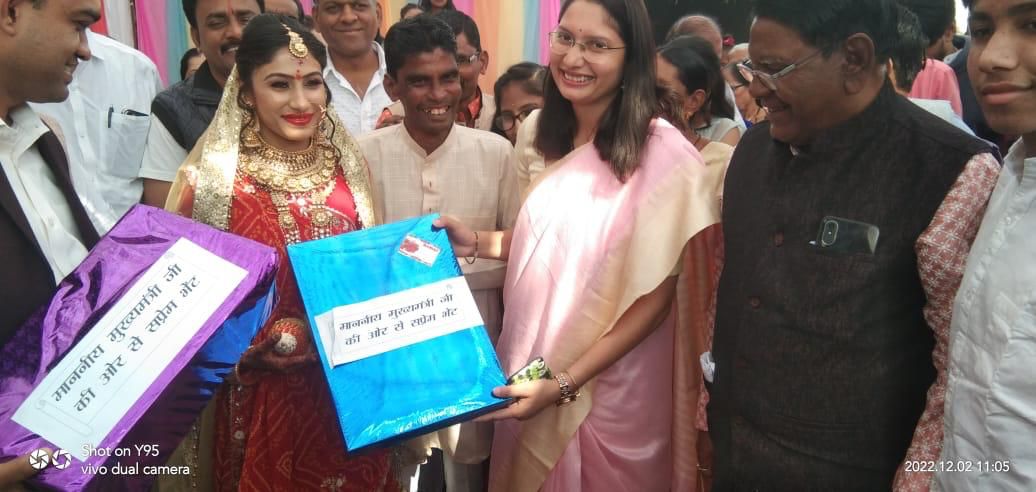 मुख्यमंत्री ने निभाया अपना वादा, खरगोन दंगे में घायल शिवम को बहन की शादी के लिए 2 लाख रुपये सहायता राशि भेजी