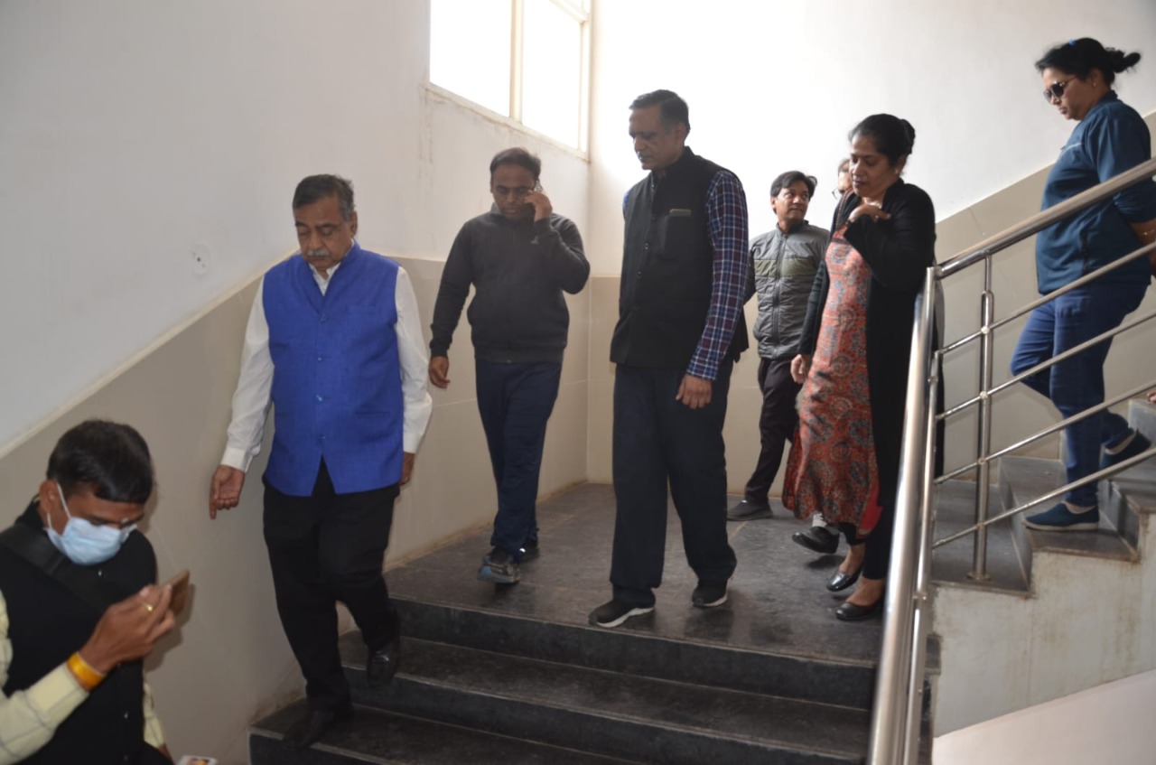 Indore : कलेक्टर इलैयाराजा ने एमटीएच अस्पताल का किया आकस्मिक निरीक्षण, व्यवस्थाओं को दुरूस्त बनाने के दिये निर्देश
