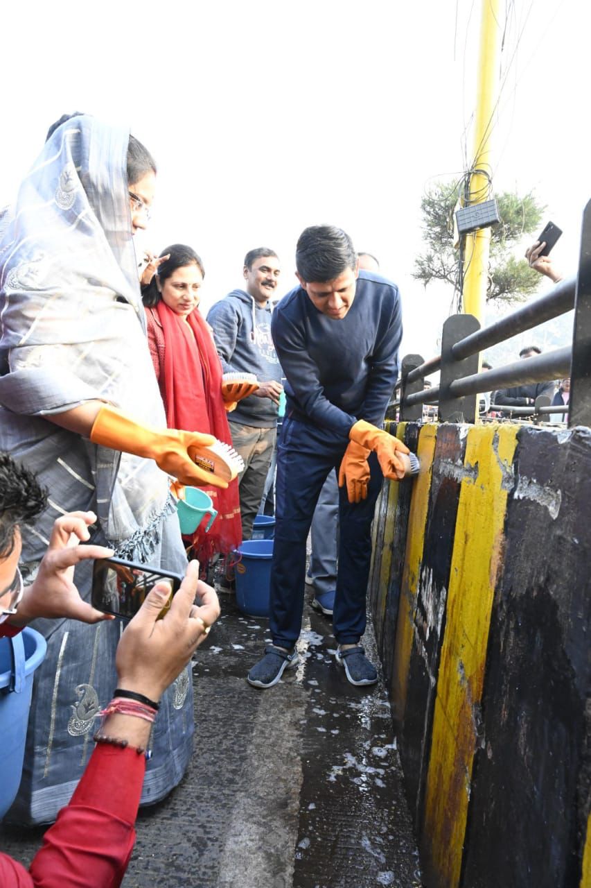 Indore : शहर को रेड स्पॉट से मुक्त करने के लिए महापौर ने की डिवाइडर की सफाई, शुरू किया नो थू-थू अभियान