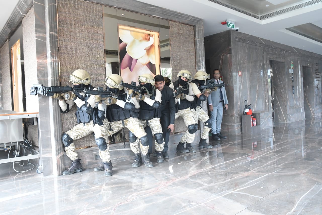 Indore : पुलिस की टीमों ने की होटल द पार्क में मॉक ड्रिल, आपातकालीन परिस्थितियों में बताएं सुरक्षा के उपाय