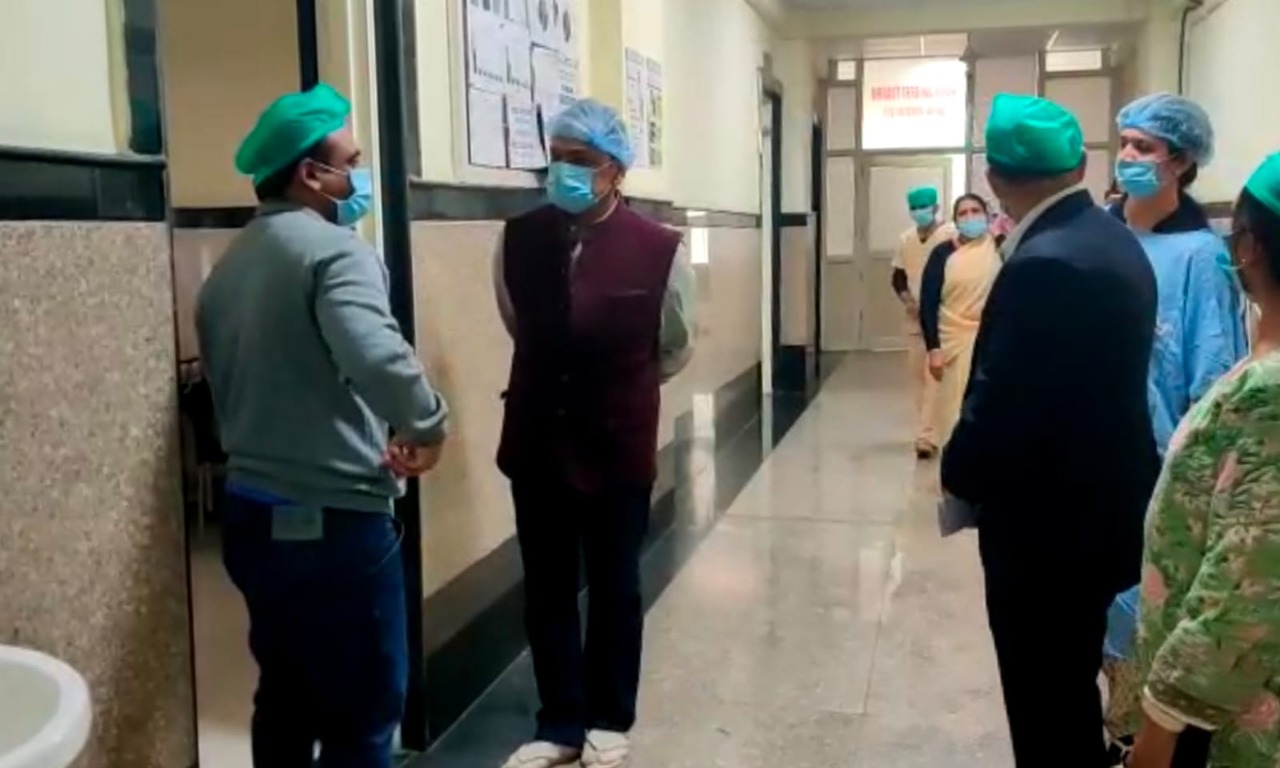 कलेक्टर इलैया राजा ने शासकीय अस्पतालों का किया निरीक्षण, साफ-सफाई और सुरक्षा व्यवस्थाओं के दिए निर्देश