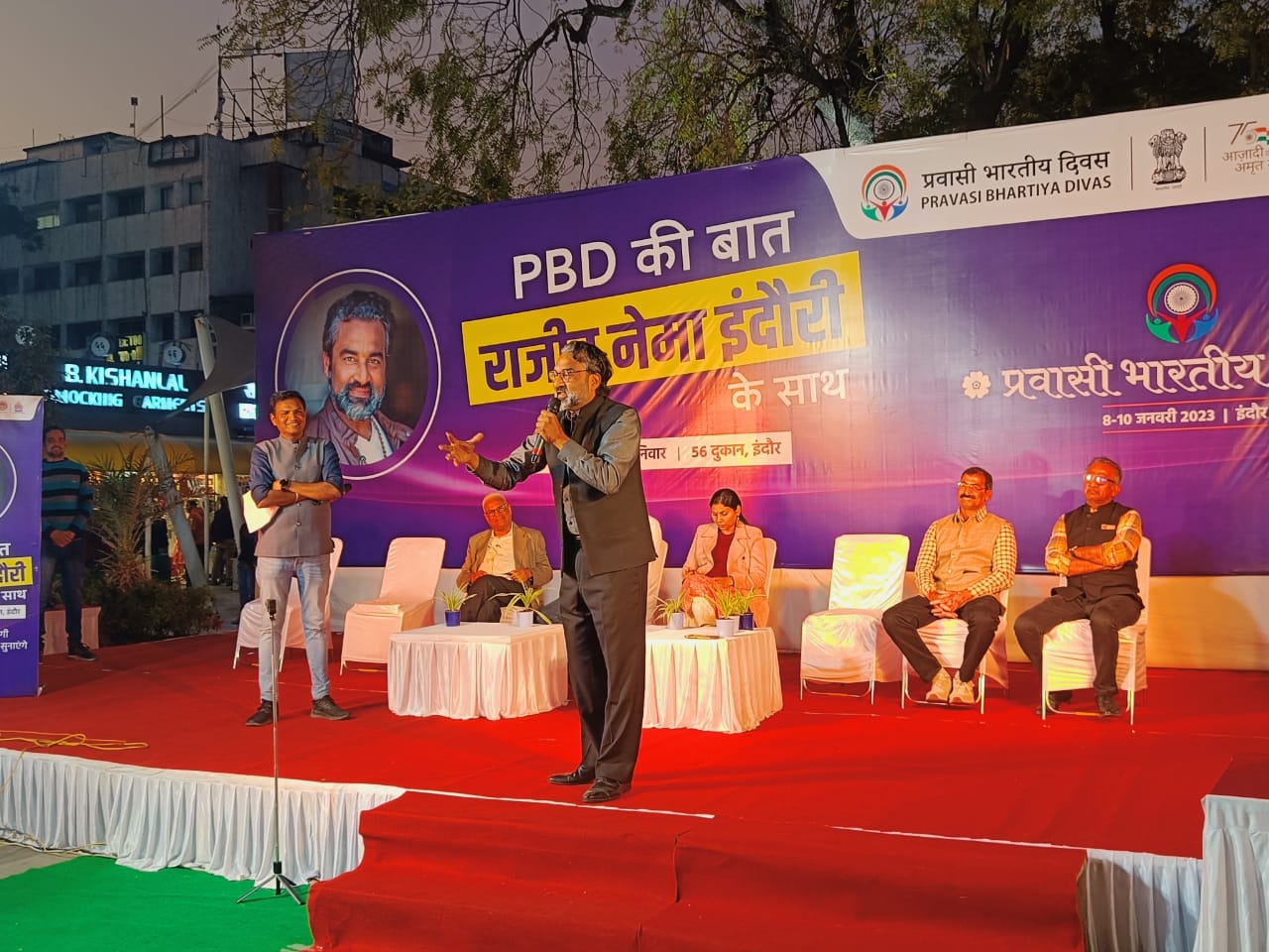 Indore : प्रवासी भारतीय सम्मेलन के संबंध में 56 दुकान पर राजीव नेमा इंदोरी ने नागरिकों से की चर्चा