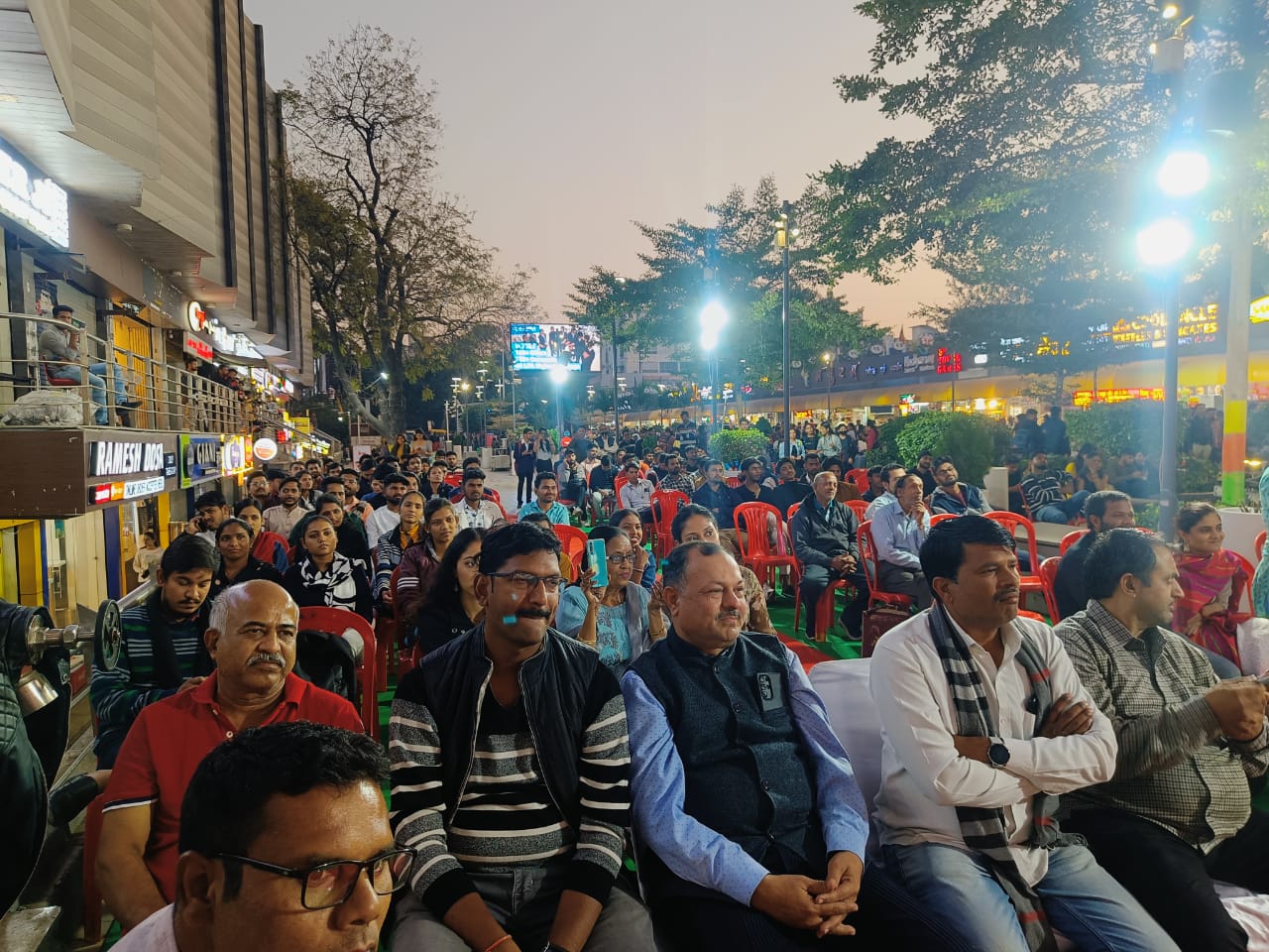 Indore : प्रवासी भारतीय सम्मेलन के संबंध में 56 दुकान पर राजीव नेमा इंदोरी ने नागरिकों से की चर्चा