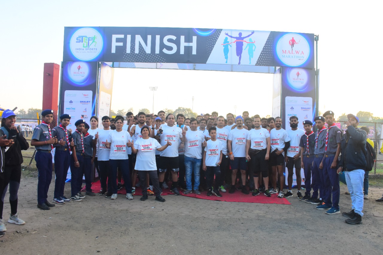 स्वस्थ्य जीवन के लिए दौड़ का संदेश देने सड़कों पर उतरे इंदौरी, मैराथन में हिस्सा लेने सैकड़ों की संख्या में पहुंचे लोग
